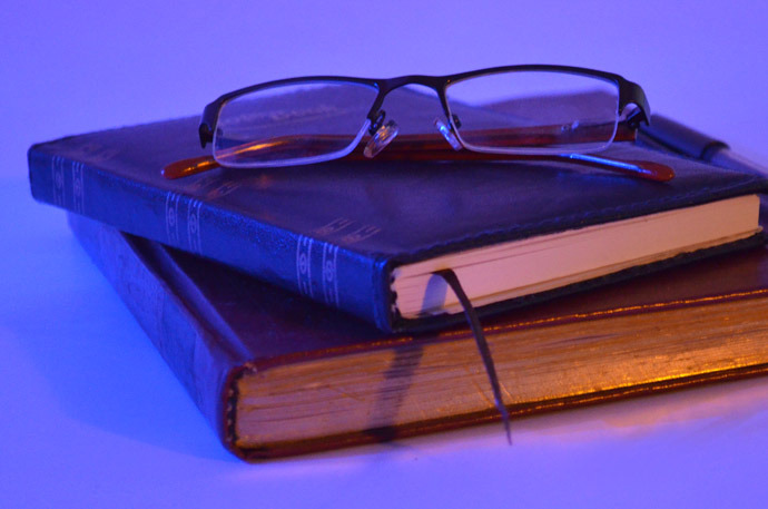 網(wǎng)站開發(fā)團(tuán)隊(duì)如何編寫網(wǎng)站制作方案？ books_reading_glass_free_photo-690x457
