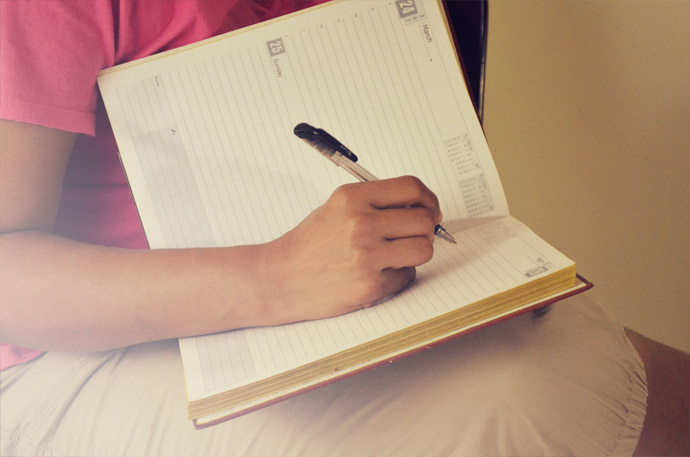 網(wǎng)站優(yōu)化和網(wǎng)站推廣有何不同？ woman_taking-_notes_free_photo